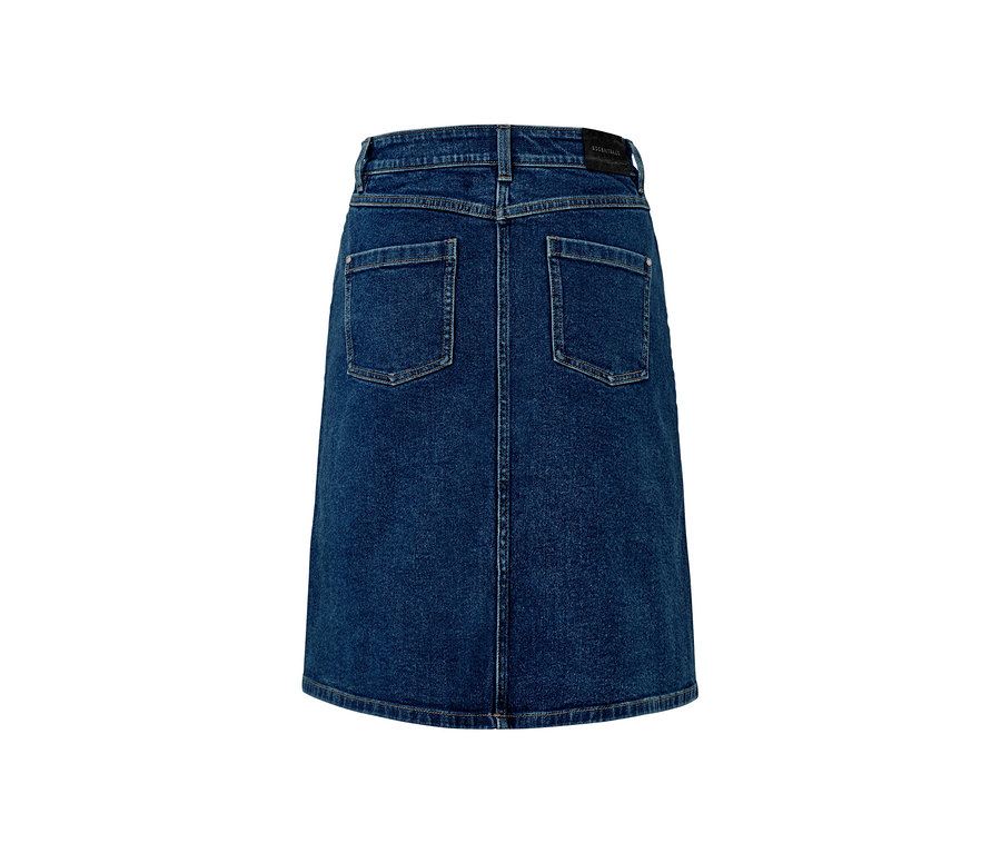 Egy női farmer szoknya hátsó részének részletfotója.