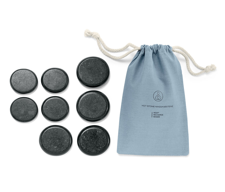 Egy lávakő szett masszázshoz, 8 darabos és egy kék színű húzózsinóros szövetzsák látható fehér háttéren.
