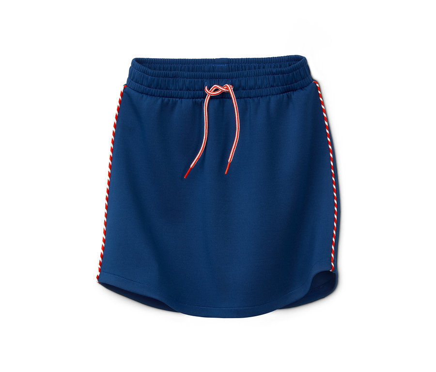 Egy kék, sportos jersey szoknya piros-fehér csíkokkal az oldalán.