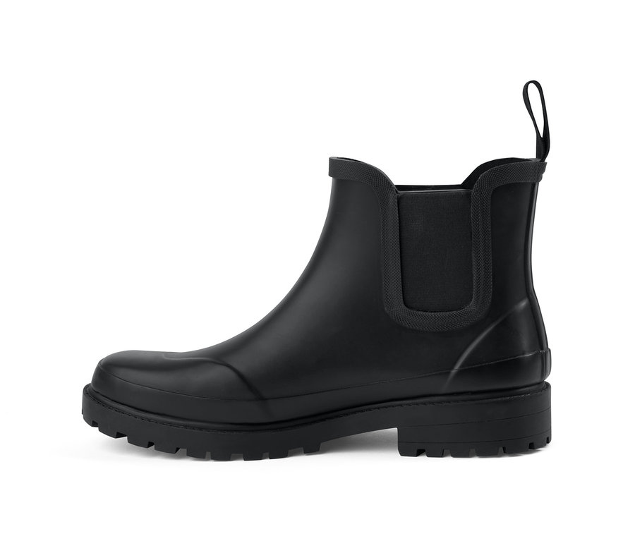 Fekete gumi bokacsizma fehér háttérrel.