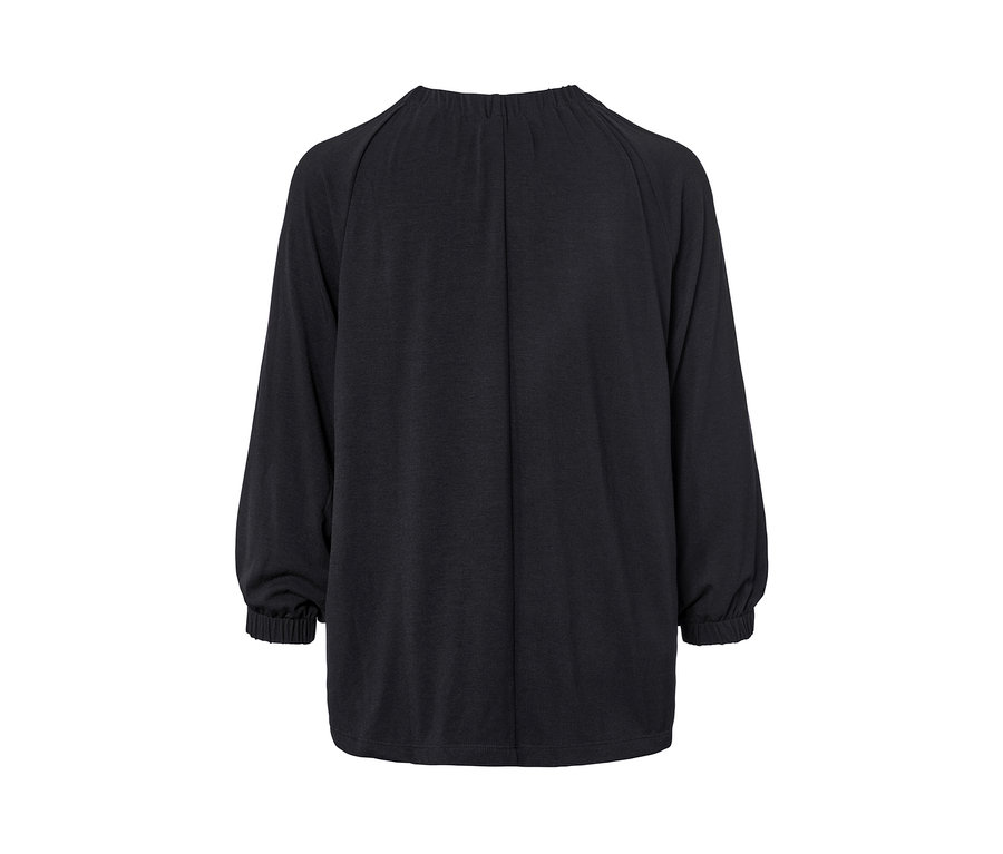 Egy fekete, hosszú ujjú, húzott női felső részletfotója.