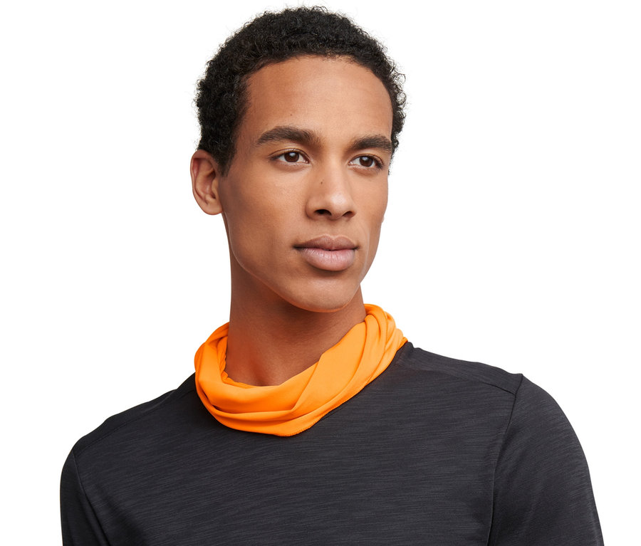 Férfi neonnarancssárga multifunkcionális kendőt visel a nyakában.