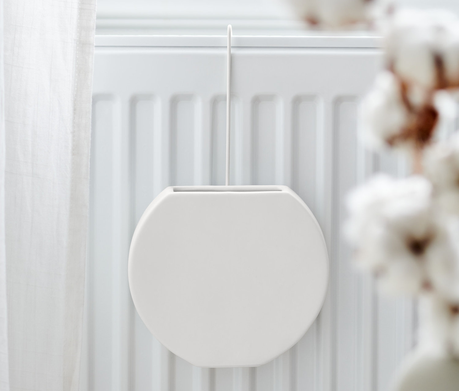 Egy párásító fűtőtestre van akasztva.