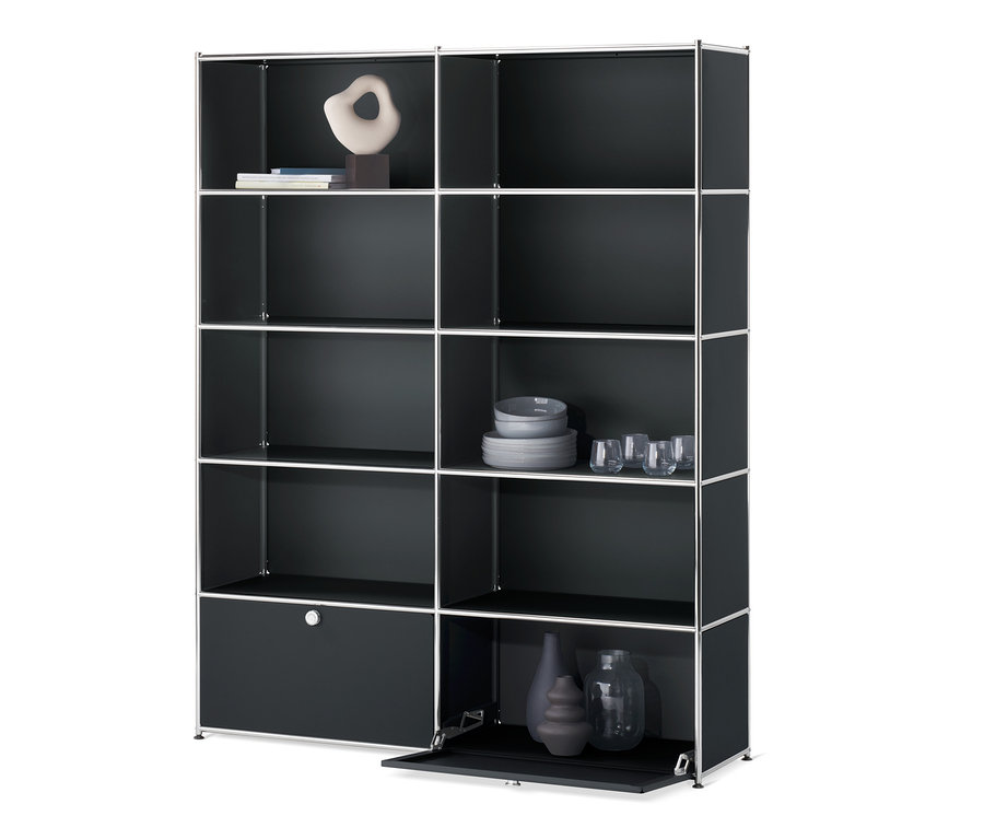 Fekete »CN3« polc 2 ajtóval. A polcokon dekorációk, poharak és tányérok találhatók.