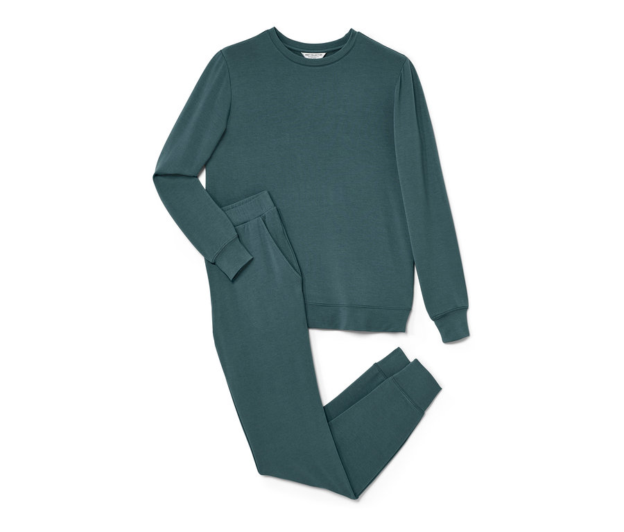 Egy női szabadidő szett látható, olajkék színben.