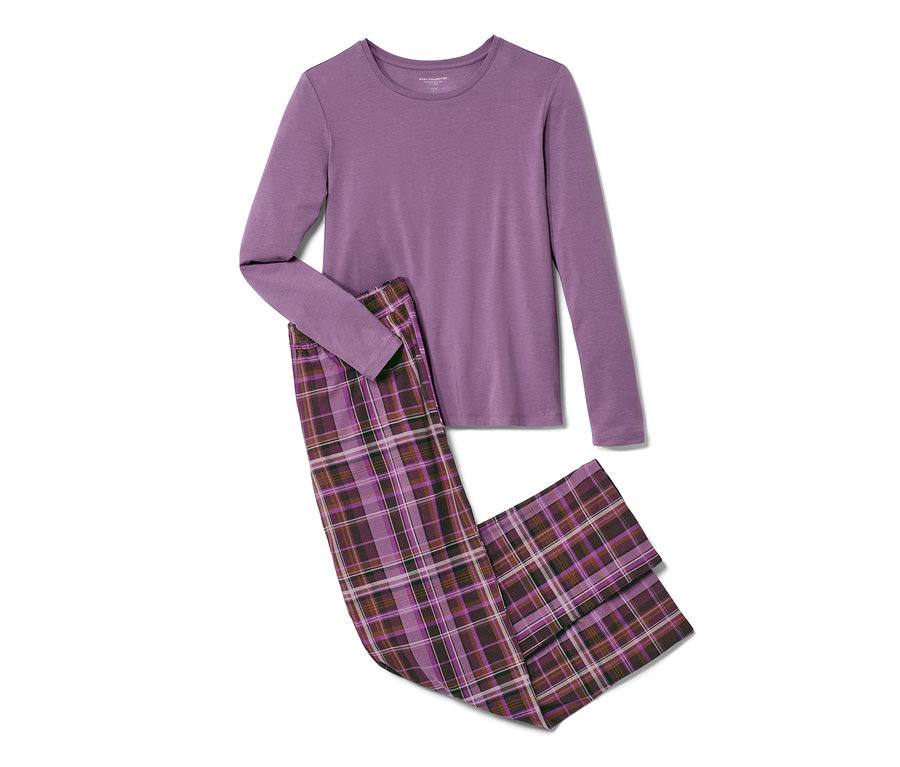 Egy lila, hosszú ujjú pizsama és egy kockás nadrág fekszik egy fehér háttéren.