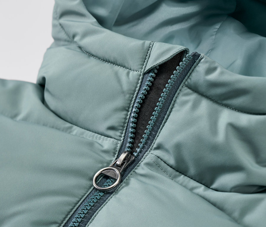 Egy színátmenetes gyerek termokabát részlete, cipzárral.