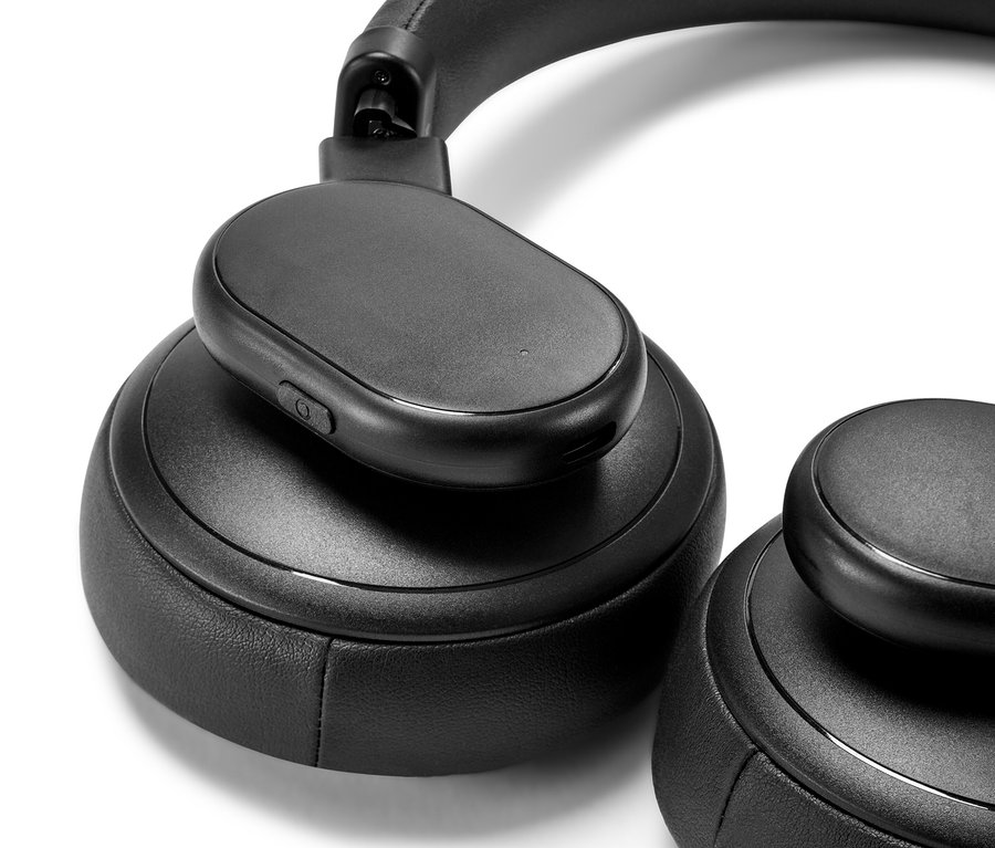 Közeli kép egy fekete, érintőfunkcióval ellátott Bluetooth® fejhallgatóról.
