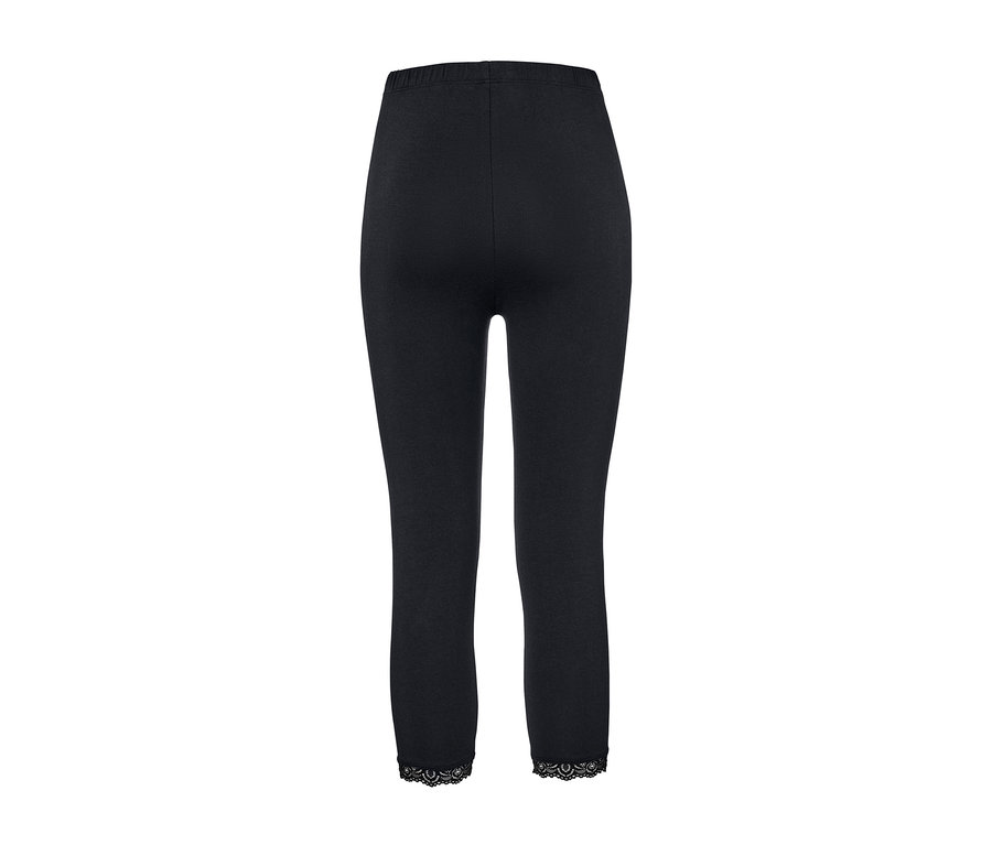 Fekete, 3/4-es, csipkés szegélyű leggings.