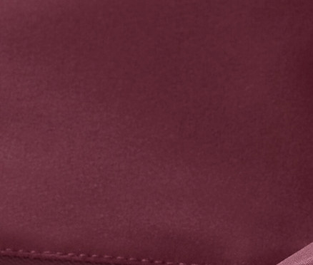 A bordó, félcipzáras síkabát részlete.