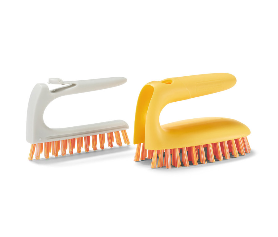 Két 2 az 1-ben csempetisztító kefe: egy szürke és egy sárga.