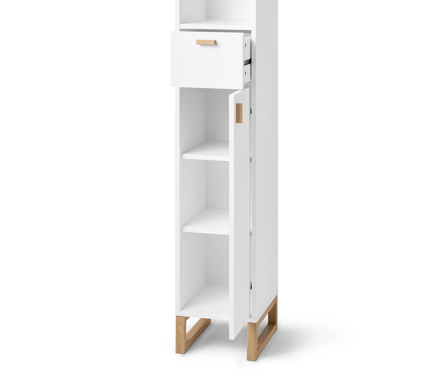 Egy keskeny, fehér fürdőszobai magas szekrény részlete nyitott polccal, fiókkal és ajtóval.