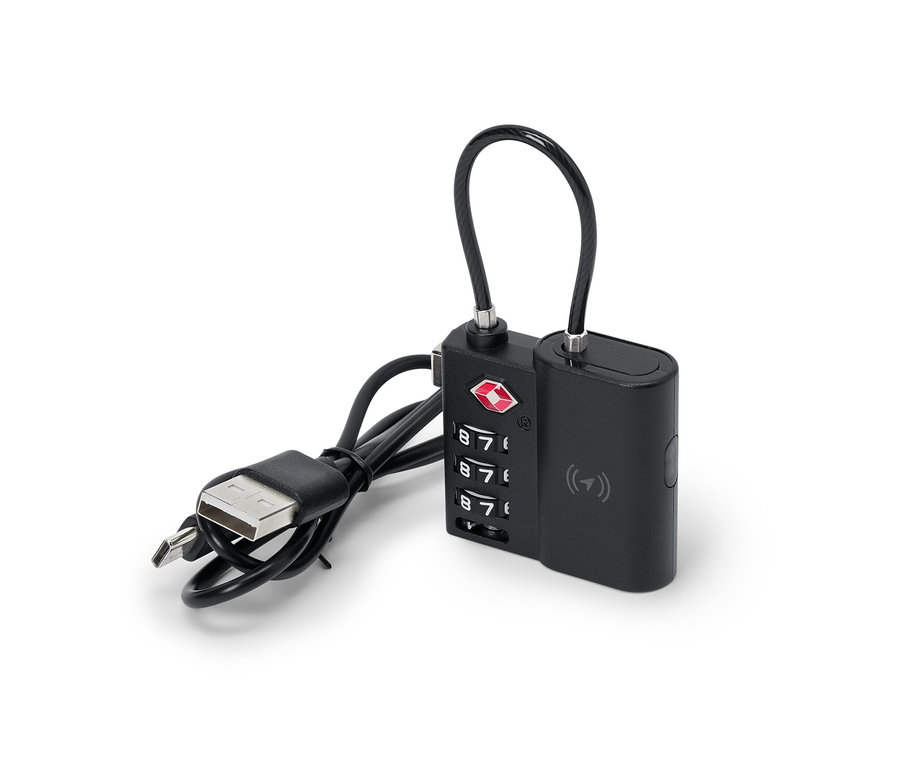 Egy fekete okos TSA-zár nyomkövetővel és USB-kábellel.