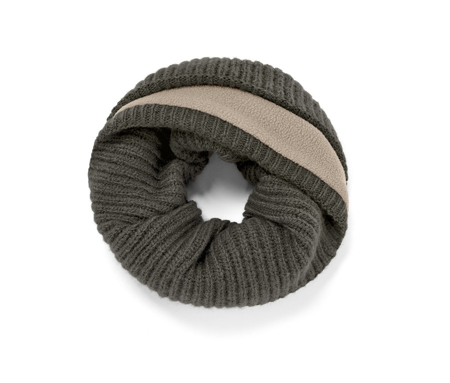 Zöld kötött csősál.