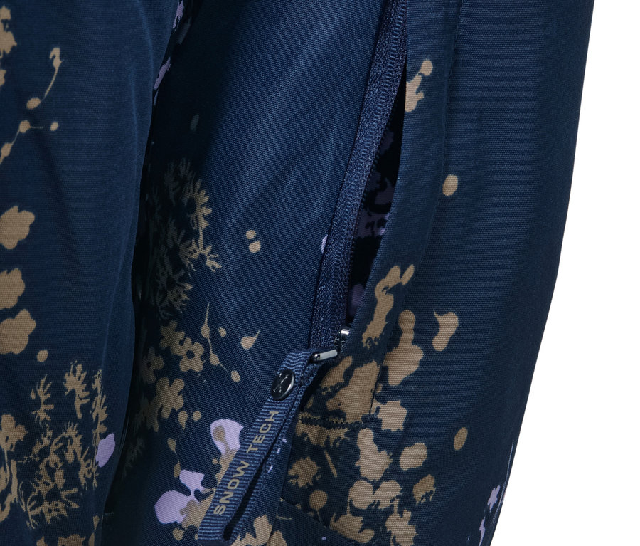 Egy női félcipzáras síkabát részlete, nyitott cipzáras zsebbel.