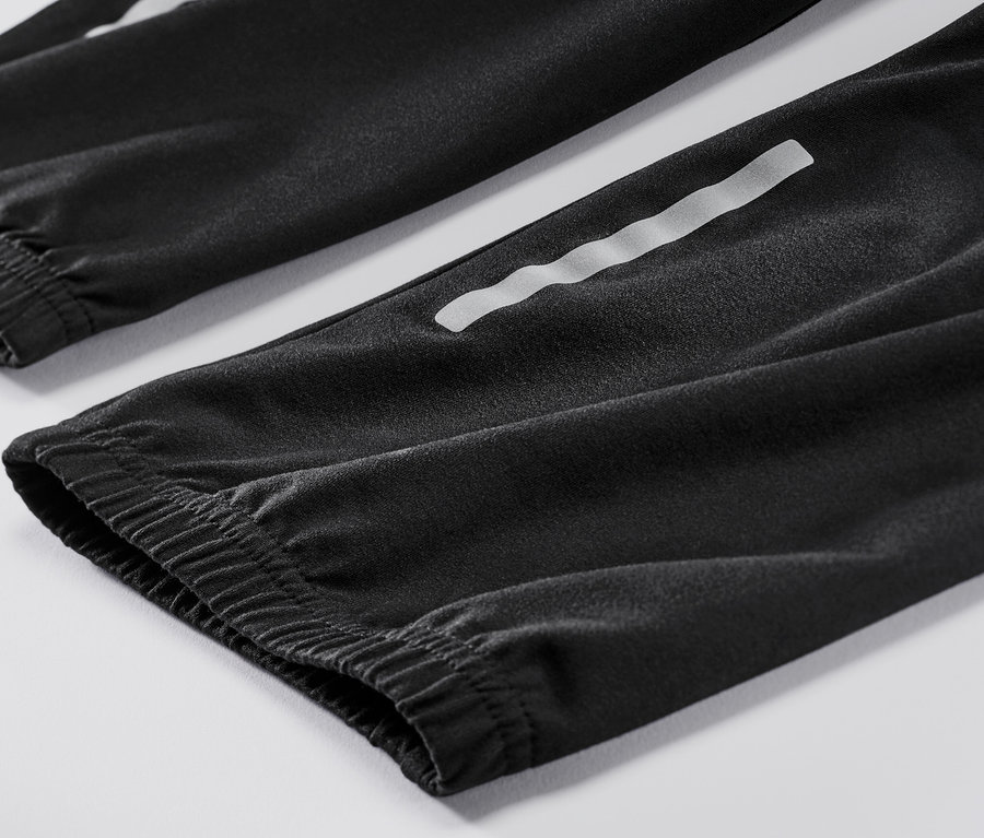 A fekete férfi funkcionális termonadrág részlete fényvisszaverő elemekkel.