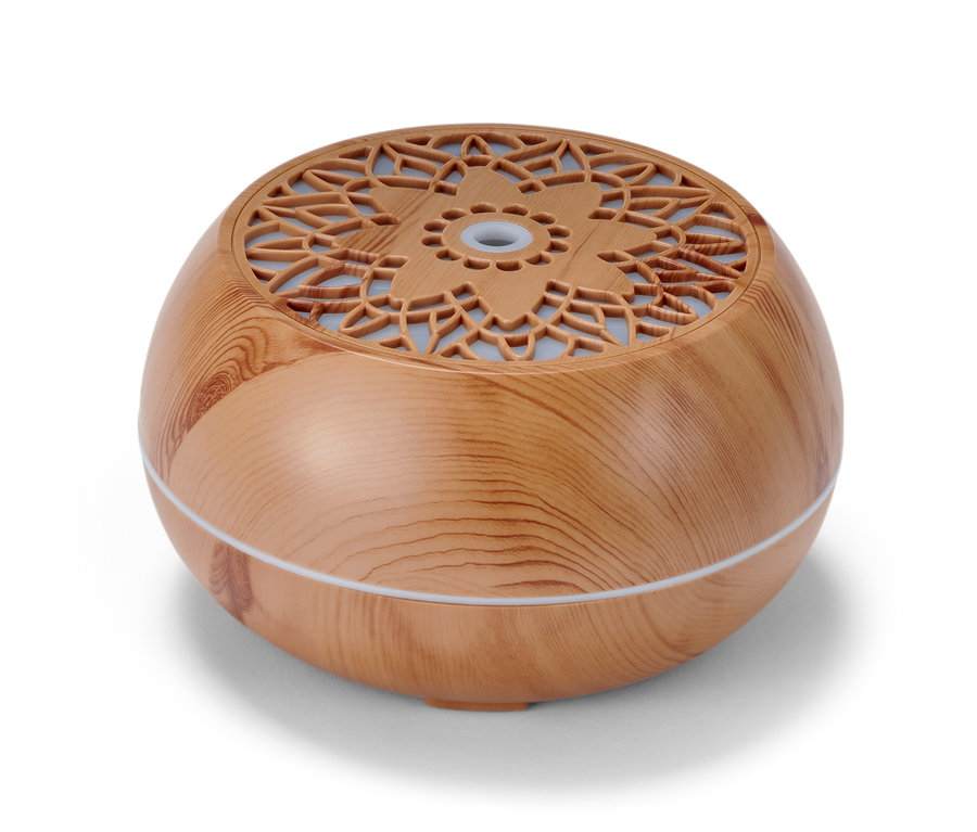 Egy barna aroma diffúzor közeli képe Bluetooth® hangszóróval.