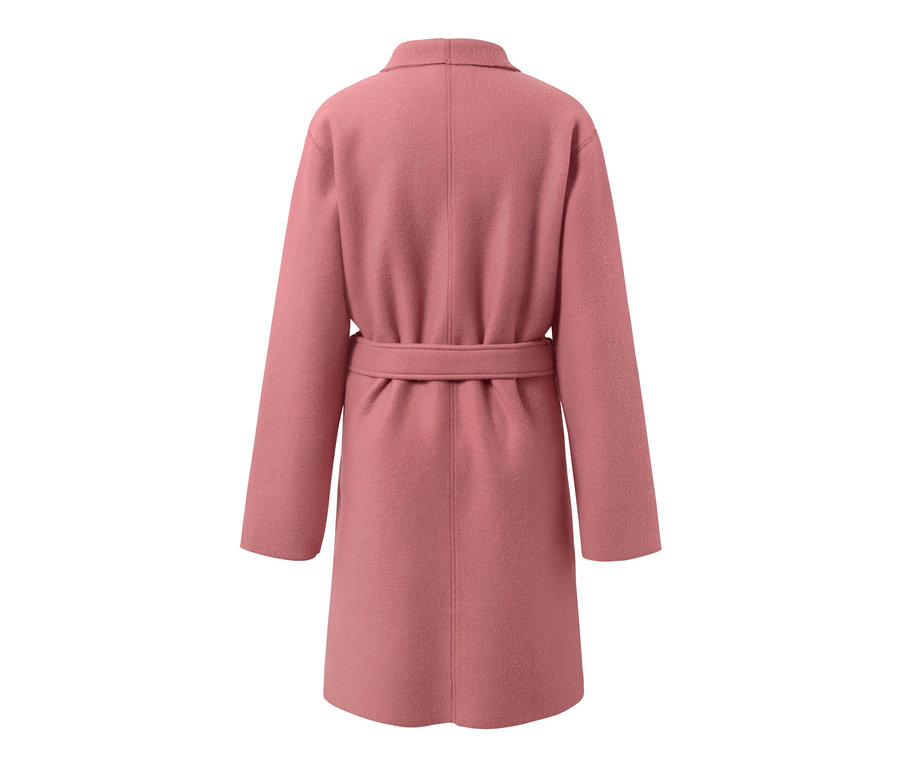 Hátulnézet egy rózsaszín női puha polárkabátról övvel.