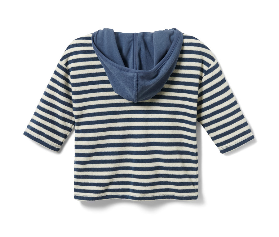 Hátulnézet egy kék-fehér csíkos, kék kapucnis gyerek frottírfelsőről.