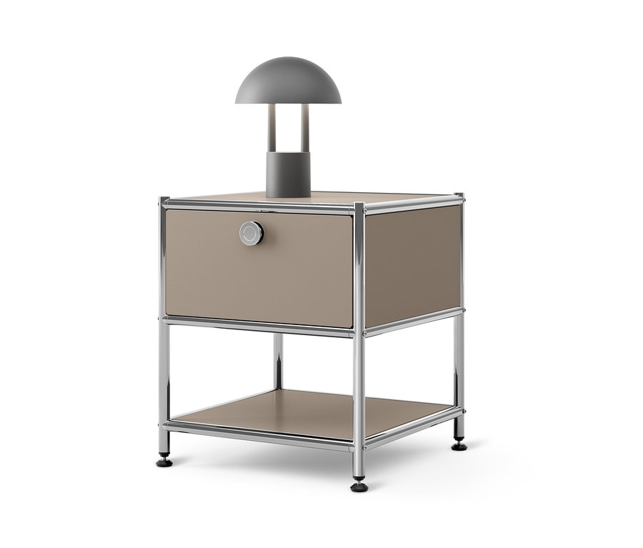 Szürke lámpa áll a bézs színű, fiókos fém kisasztal »CN3«-on.