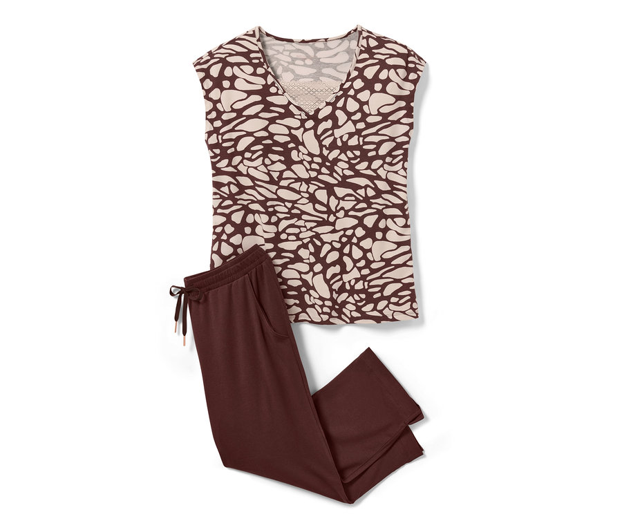 Egy barna, csipkés női pizsama látható fehér háttéren.