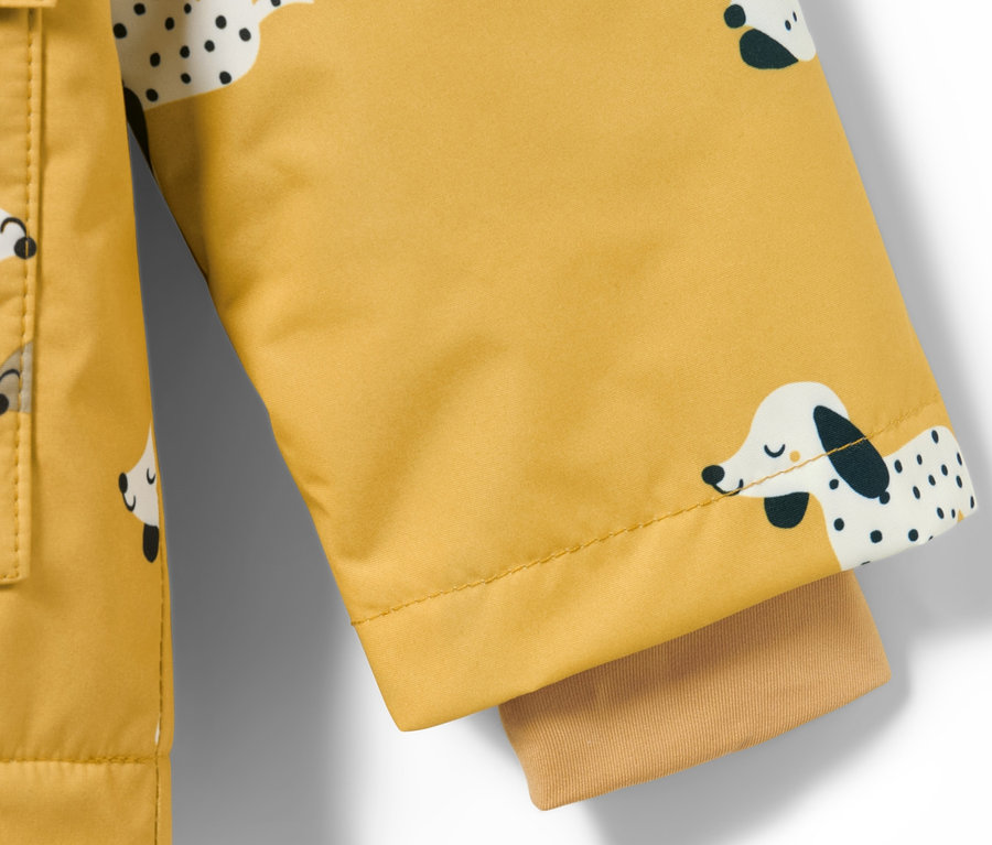 Egy gyermek termo esőkabát részlete, dalmata mintával.
