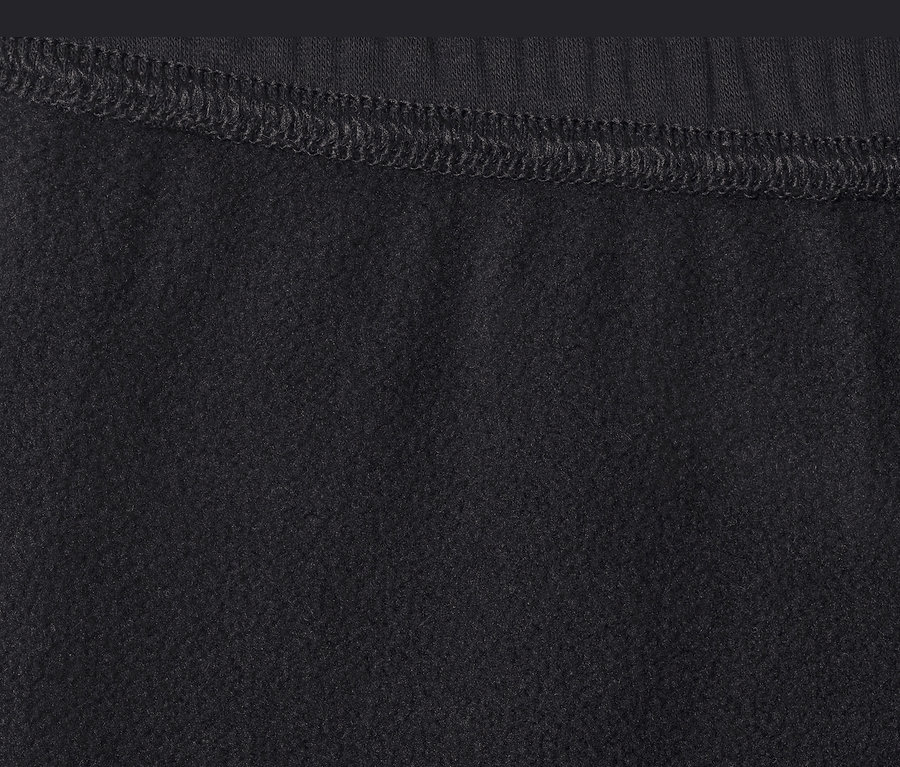 Közeli kép egy fekete gyerek termoleggingsről.