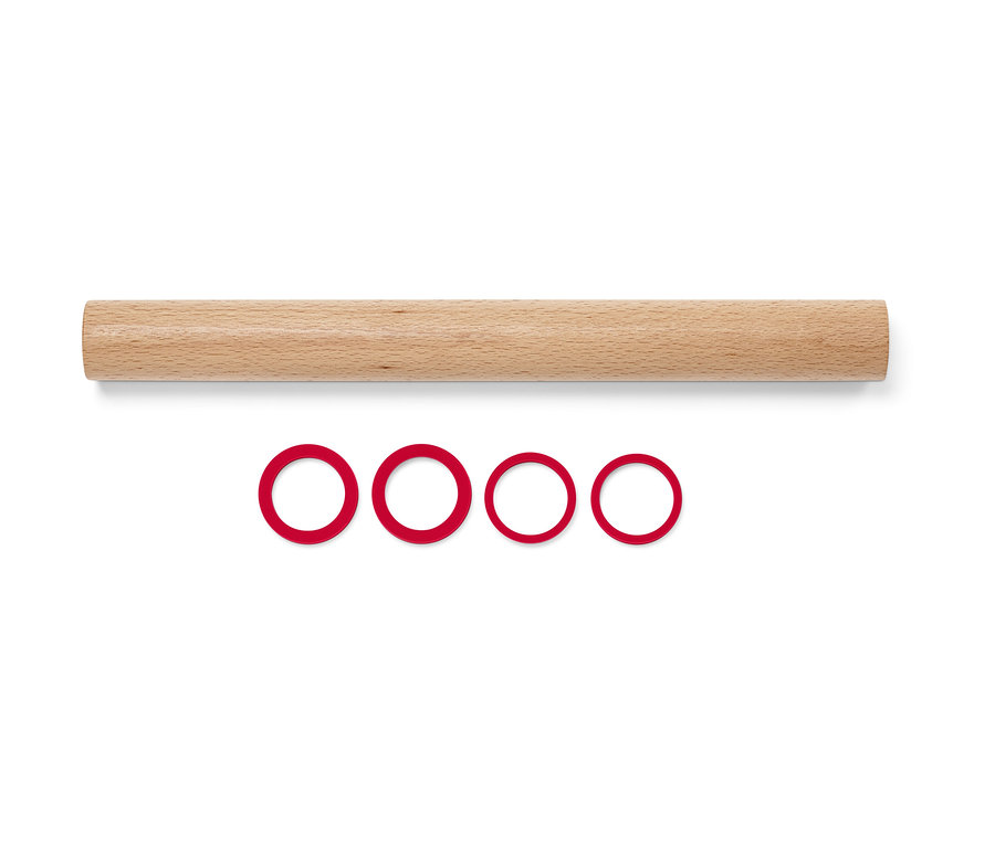 Egy sodrófa és négy piros gyűrű.