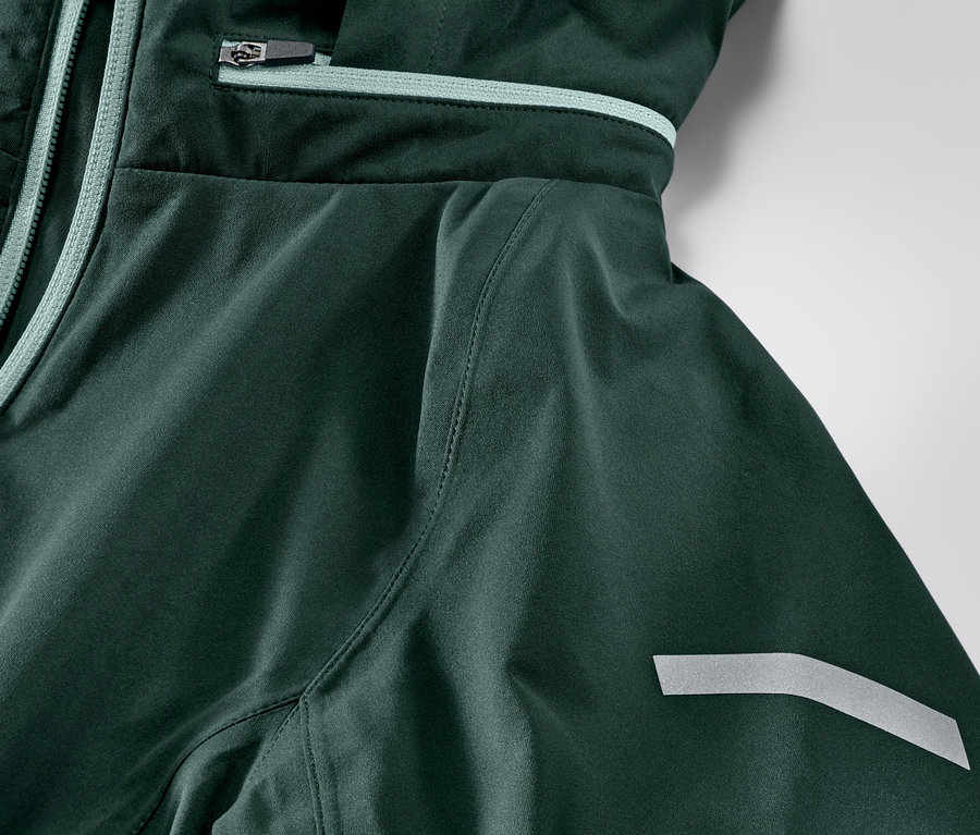 Egy sötétzöld női kerékpáros esőkabát részlete.