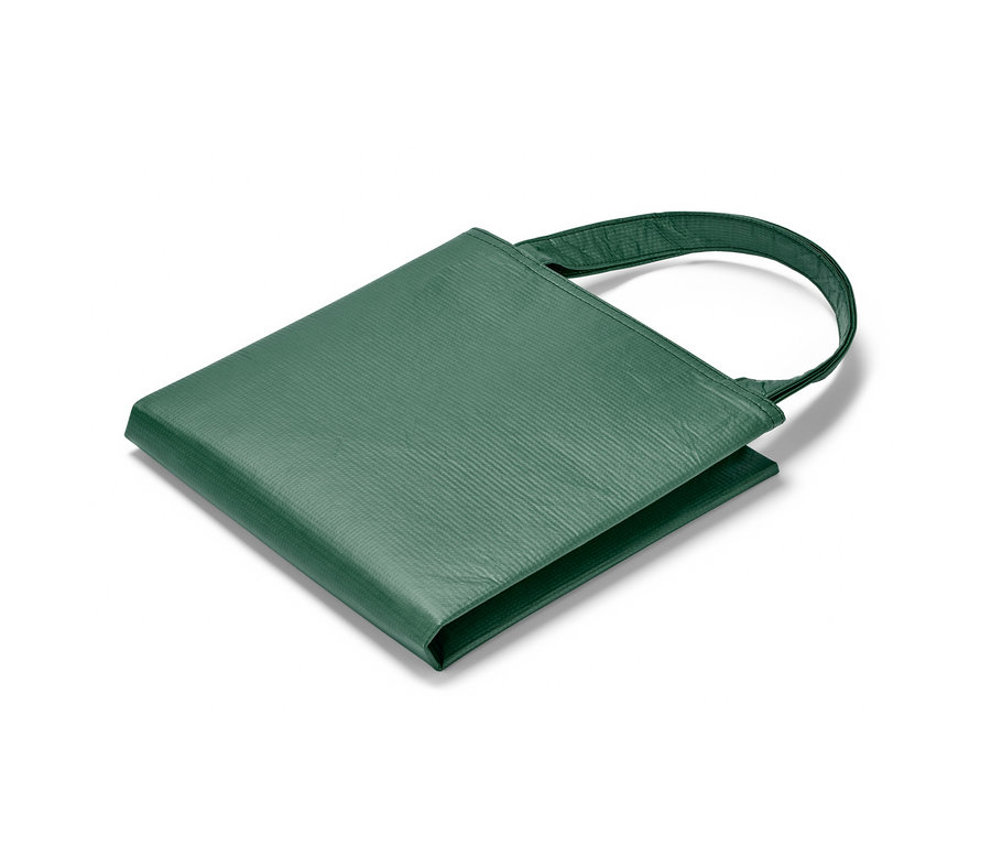 Egy zárt, zöld kerti hulladékzsák két fogantyúval fehér háttéren.