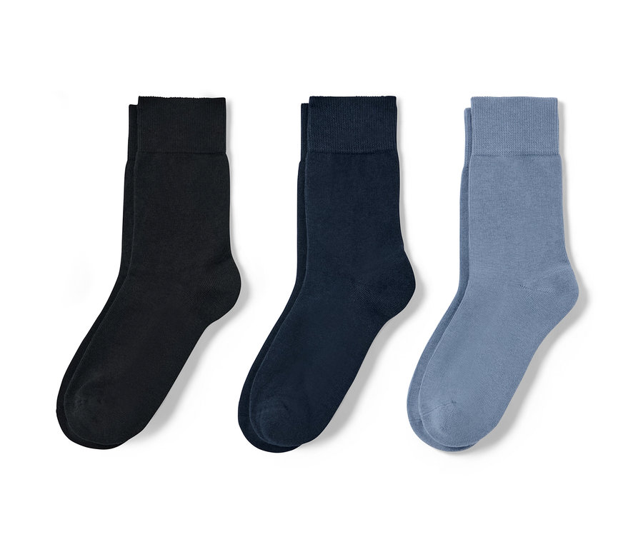 Három pár sötét zokni.