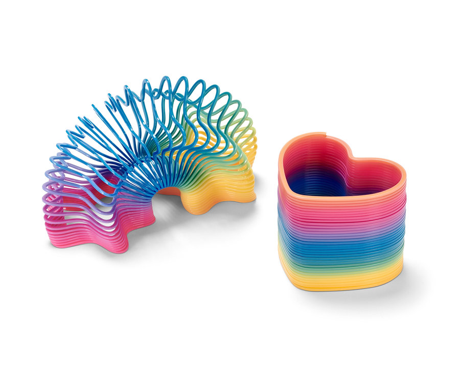 Két lépcsőjáró rugó fehér háttéren. Az egyik ív alakú, a másik szív alakú.