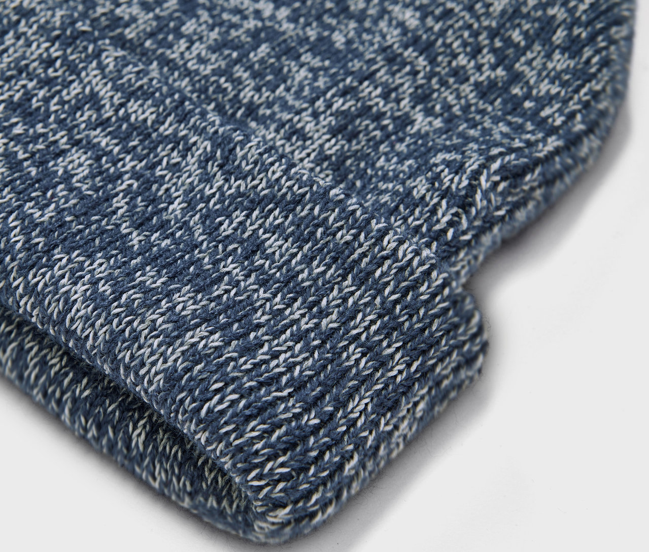 Egy kötött gyermek sapka részlete.