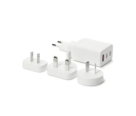 Egy szett fehér USB adapter utazáshoz.