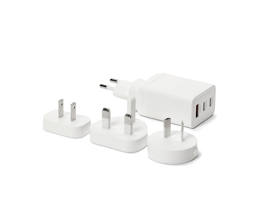 Egy szett fehér USB adapter utazáshoz.