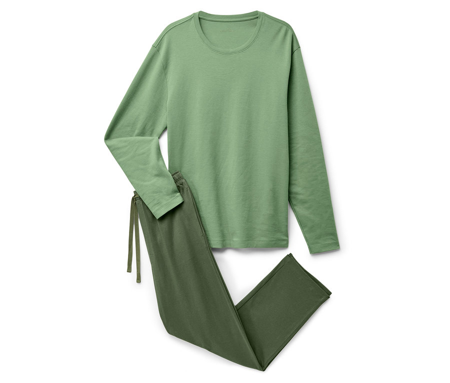 Egy zöld, hosszú ujjú pizsama és nadrág fekszik egy fehér háttéren.