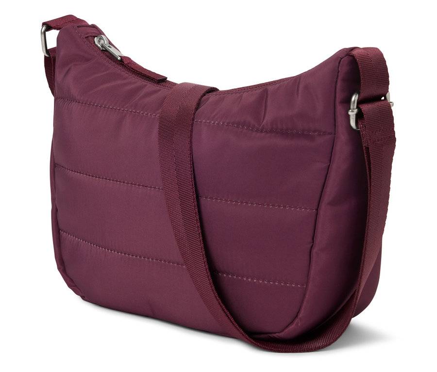 Bordó, steppelt kézitáska állítható vállpánttal fehér háttéren.