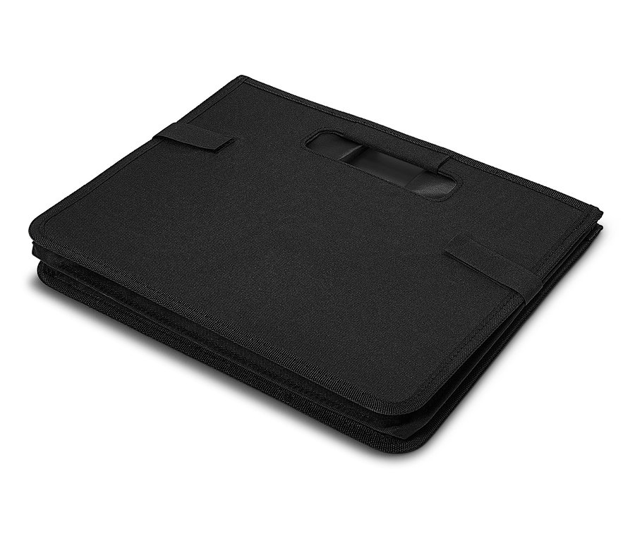 Egy fekete, összecsukható táska fogantyúval, fehér háttérrel.