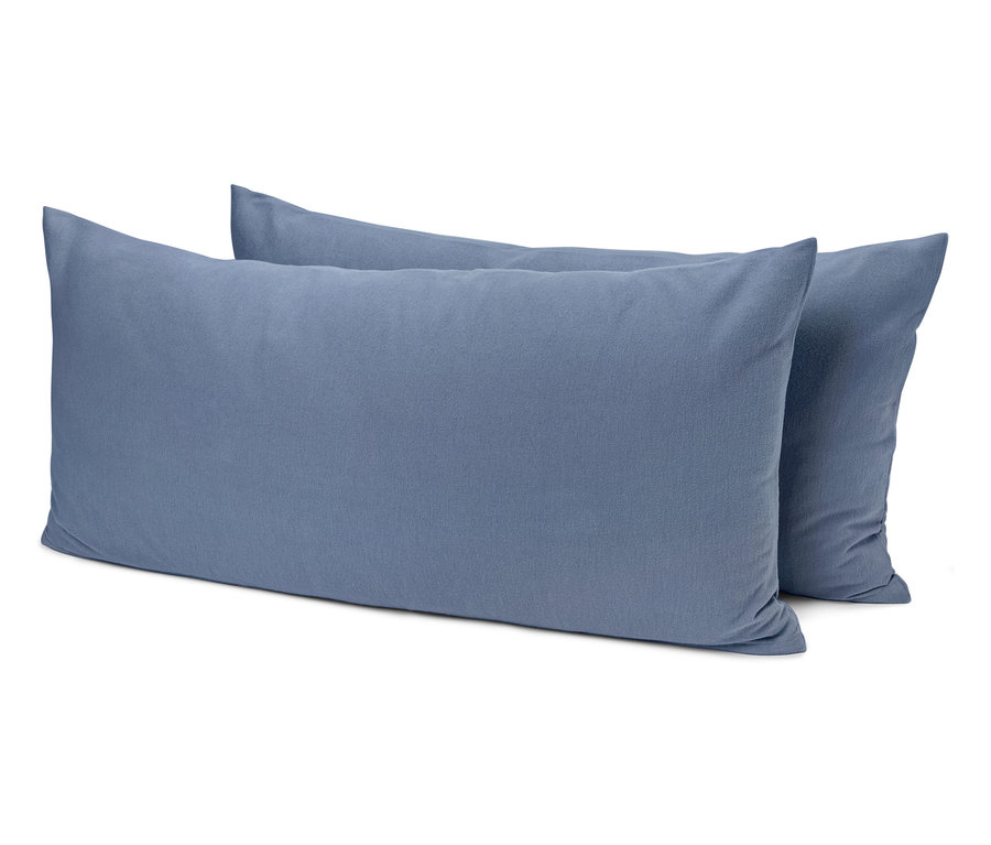 Két kék párna fekszik egymáson.