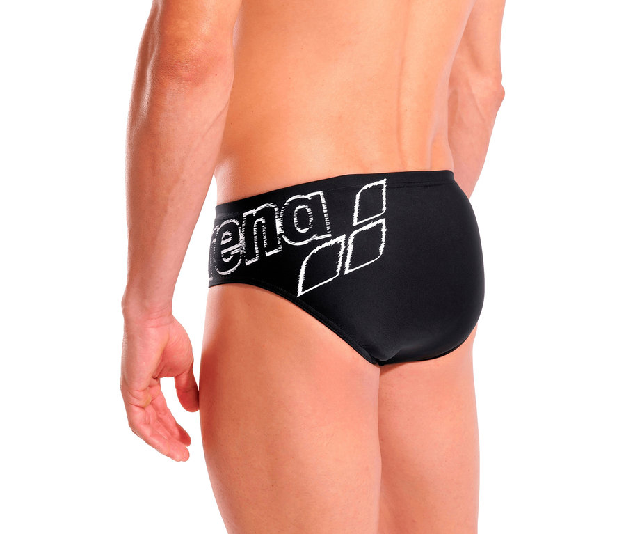 Férfi pózol fekete arena márkájú Scratchy úszónadrágban.