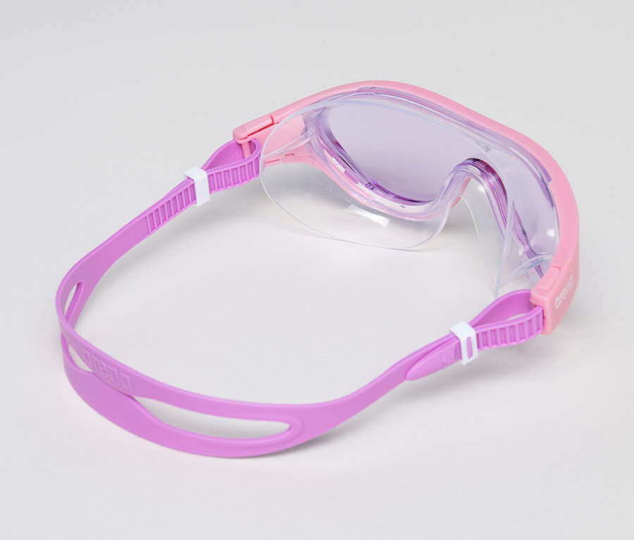 Egy pink arena Junior márkájú The One Mask úszószemüveg gyerekeknek fekszik egy fehér háttéren.
