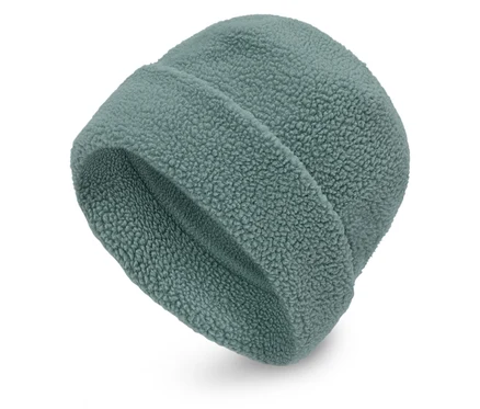 Egy kékeszöld polár beanie sapka fehér háttéren.