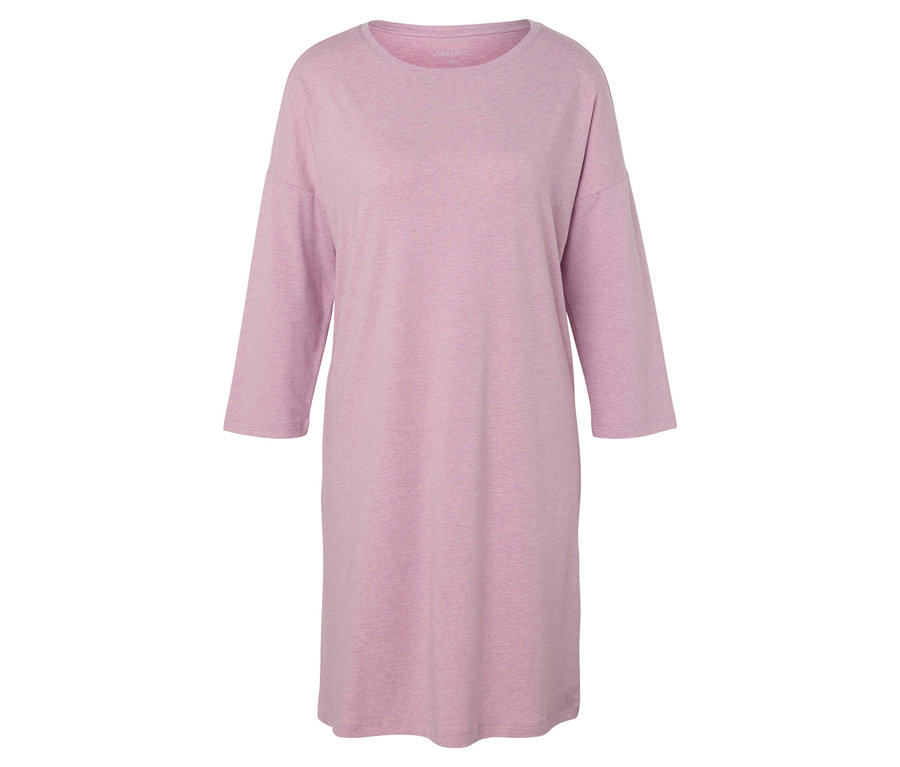 Egy rózsaszín pólóruha háromnegyedes ujjakkal.