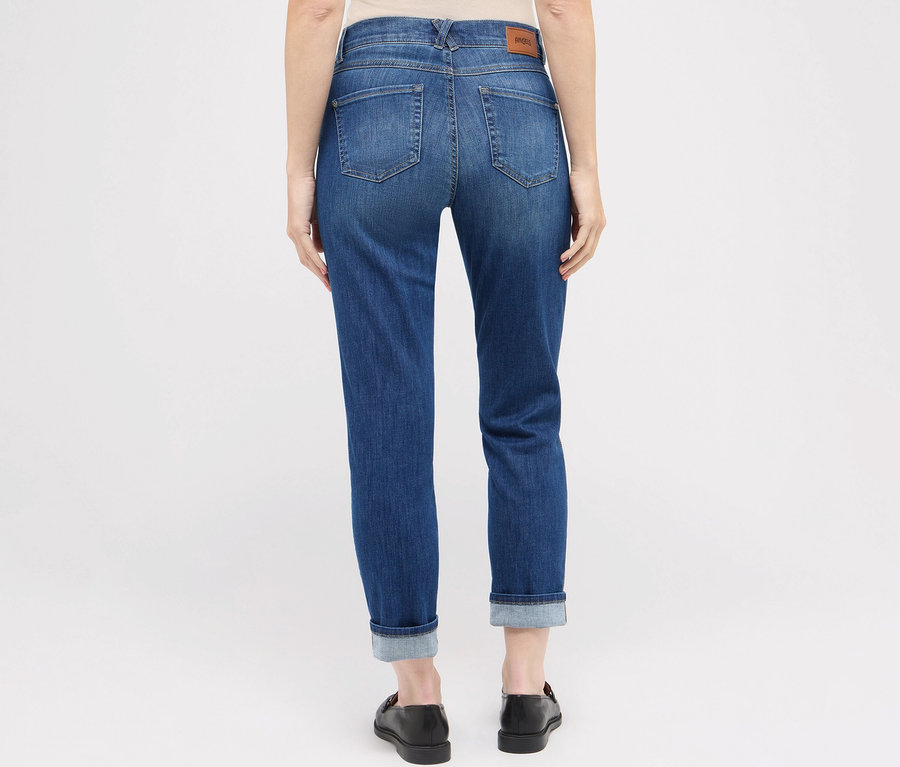 Hátulnézet egy nőről, aki Angels Jeans »Darleen TU« 7/8-os hosszúságú farmernadrágot és fekete cipőt visel.