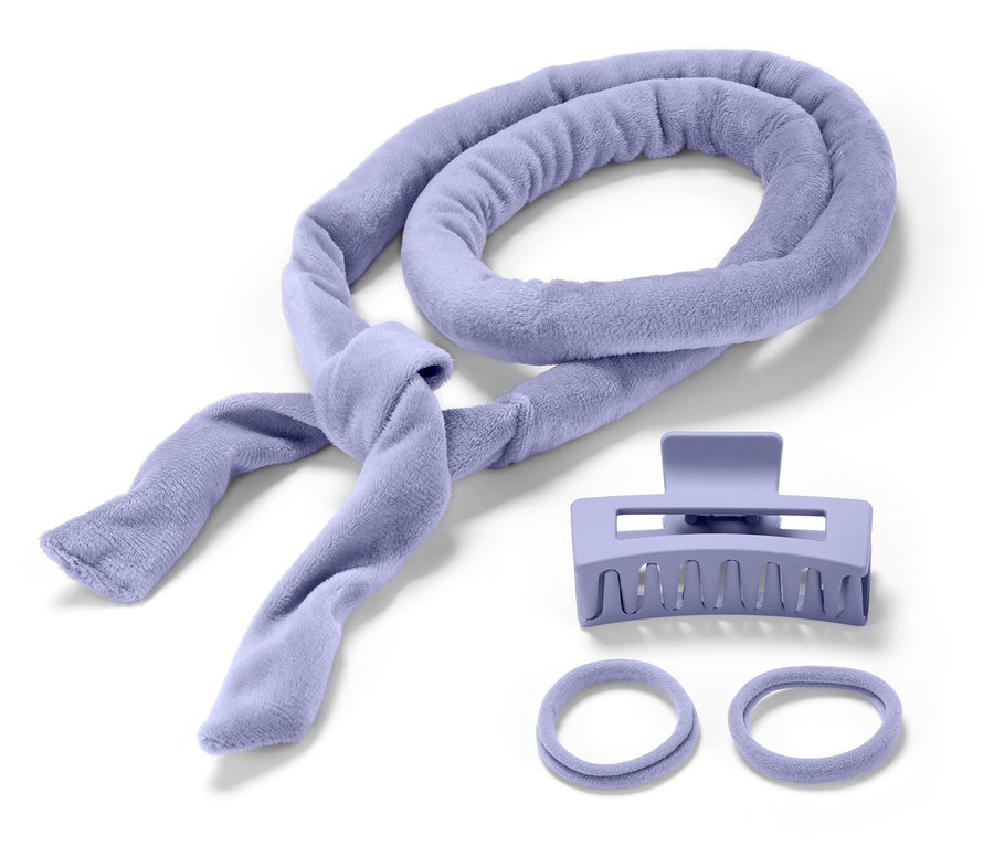 Lila frottír hajcsavaró, hajcsat és két hajgumi fehér háttéren.