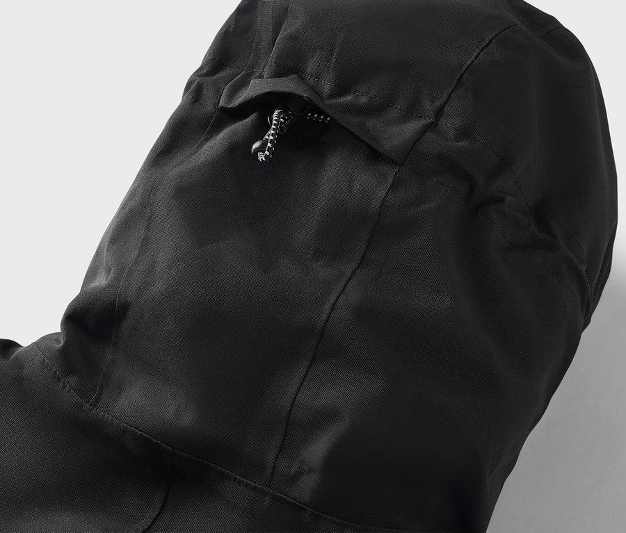 Egy fekete kabát kapucnijának részlete zsinórral.