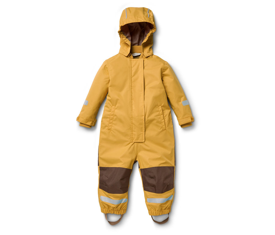 Sárga overall kapucnival, barna részletekkel a nadrágszárakon és fényvisszaverő elemekkel az ujjakon és a nadrágszárakon.