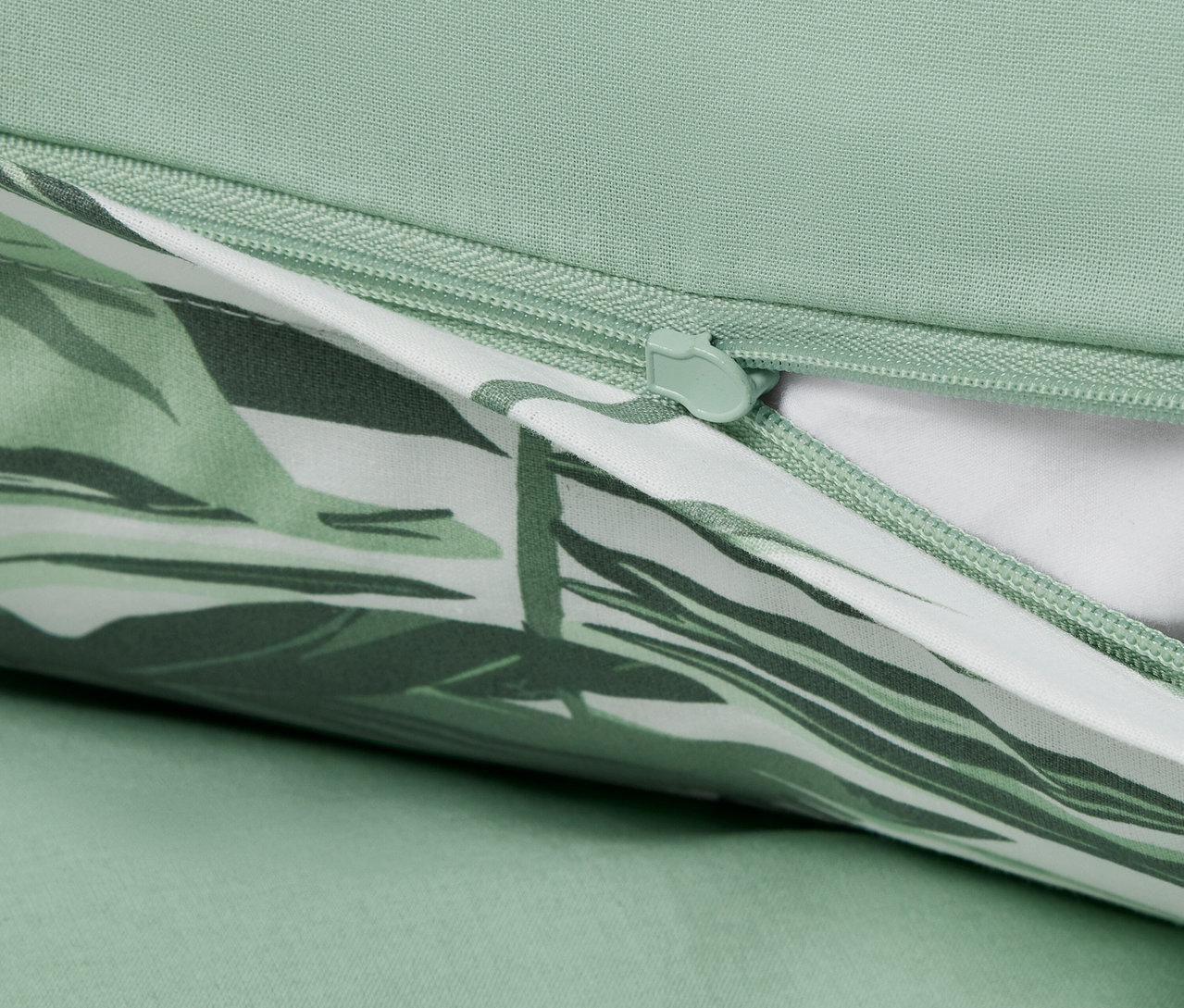 Egy normál méretű, pálmaágas mintázatú, renforcé ágynemű részlete, cipzárral.