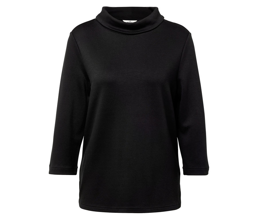 Fekete, állógalléros pulóver.