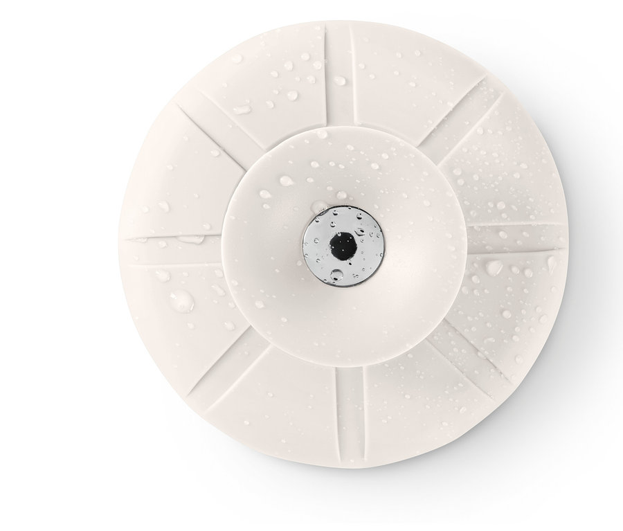 Fehér, kör alakú tárgy króm középpel és vízcseppekkel.